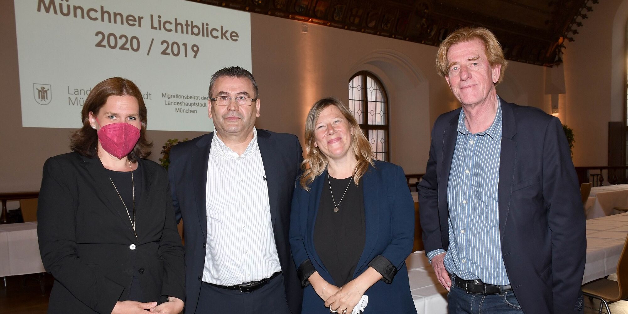Hier sieht man vier Personen auf der Preisverleihung der Münchner Lichtblicke 2020/2019. Ganz links Verena Dietl, ganz rechts Viktor Schenkel.