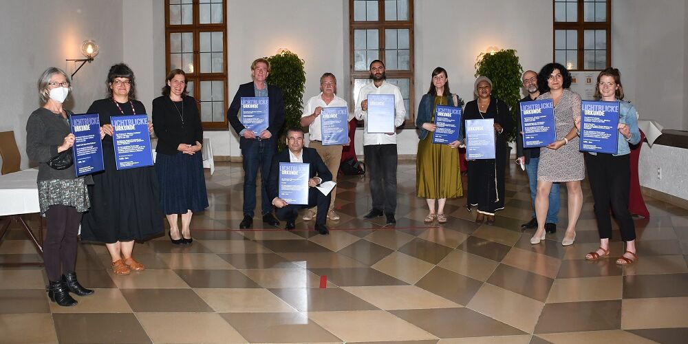 Hier sieht man alle PreisträgerInnen der Auszeichnung "Münchner Lichtblicke" 2019/2020, unter anderem Viktor Schenkel.