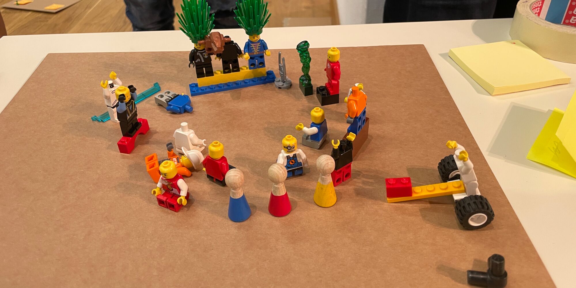 Hier sieht man Legofiguren, die sich ein Theaterstück ansehen.