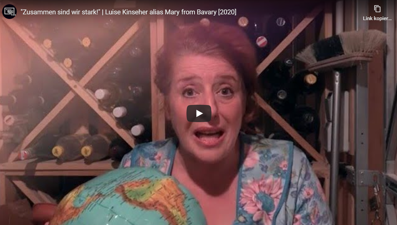 Dieses Foto zeigt die Kabarettistin Luise Kinseher mit einem Globus in der Hand. Es ist ein Ausschnitt ihres Grußvideos, das sie als Patin des Theater Grenzenlos während der Corona-Pandemie für uns gedreht hat.